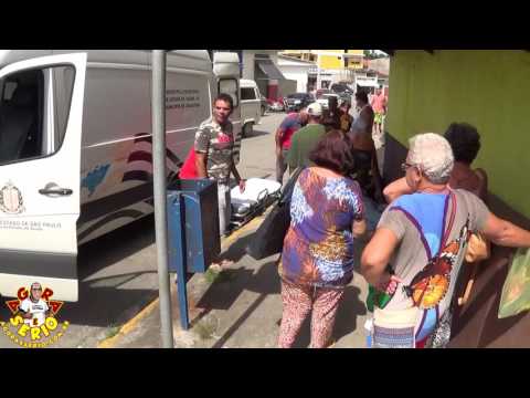Homem passa mal no meio da rua e Munícipes ajudam com o socorro