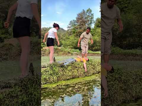 시골에서 방심하면 생기는 일💀🤣😂 #개그 #funny #개그 #코미디 #comedyvideos #코미디 #쇼츠추천 #humor #유머 #fun #marriage