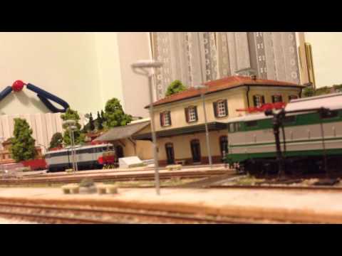 Transito di Convoglio in Stazione di E424 151 con Carrozze Tipo 1959 + Bagagliaio Castano