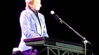 Barry Manilow 5th May 2011 O2 Studio Musician