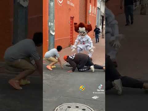 El payaso Pennywise y la chica final! 👻🤡🏃🏻🏃‍♀️💨 #humor #pennywise #it #comedy #lol