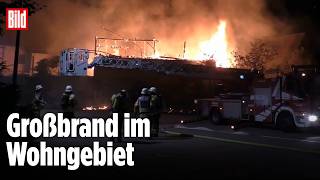 Scheune brennt mitten im Wohngebiet: Flammen greifen auf Fachwerkhaus 