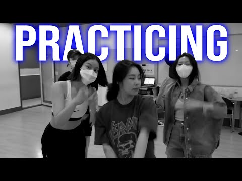 Mamamoo practicing but just are 4 friends having fun