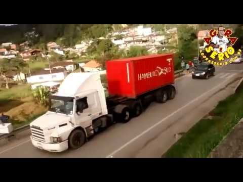 Carreta carregada com peixe pega fogo na entrada da cidade de Juquitiba
