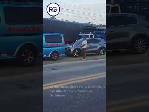 Persiste bloqueo en la Troncal del Oriente a la altura de San Alberto.