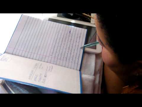 MARIA DA CADEIRA ESCREVE DEDICATÓRIA COM A BOCA,  PARA O JORNALISTA REGINALDO FERNANDES .