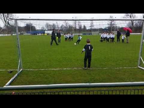 Keeperactie einde wedstrijd Overmaas F1 tegen NSVV F1 op 4 april 2015