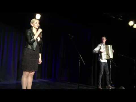 Peller Anna Hajnali ének meglepetésként tangóharmónikakísérettel a kaszásdűlői koncertről