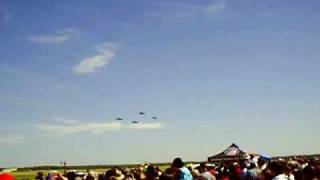 preview picture of video '2010 JSOH Blue Angels performing diamond aileron roll'