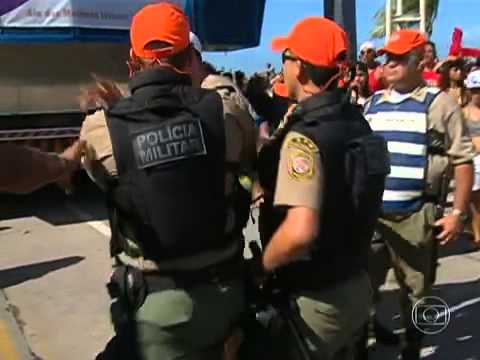 Policial Militar agride um homem durante a parada gay no Recife
