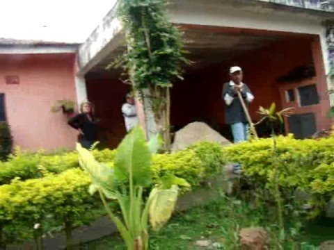 Prefeitura de Cotia libera funcionários e veículos para fazer reforma de residência particular em condomínio na Granja Viana