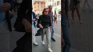 街の様子★オシャレなお姉様とゴミ箱脇でポージングする人　スペイン階段の近くにて