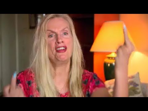 Gunilla Persson visar sin film för de andra Hollywoodfruarna