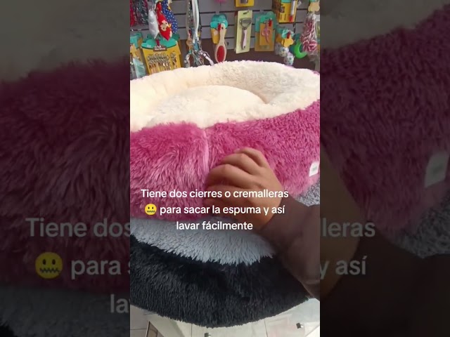 Vídeo relacionado con LUOJINYI Cama para perros, mullida, cojín para perros, redondo, cama para mascotas, donut y gatos, lavable con base antideslizante, para perros grandes, medianos y pequeños, 60 cm, gris claro