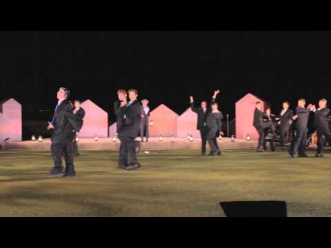 «Α' χορικό» από τις πρόβες για τις Εκκλησιάζουσες, [[#Εθνικό Θέατρο [National Theatre of Greece]#]] 2015. Μετάφραση: [[#Μίνως Βολανάκης#]]Σκηνοθεσία - Δραματουργική Επεξεργασία: [[#Γιάννης Μπέζος#]]Μουσική – Στίχοι: [[#Κωστής Μαραβέγιας#]]