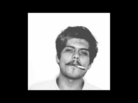 WALTER ESAÚ - Un arpa descansa dentro de un piano de cola