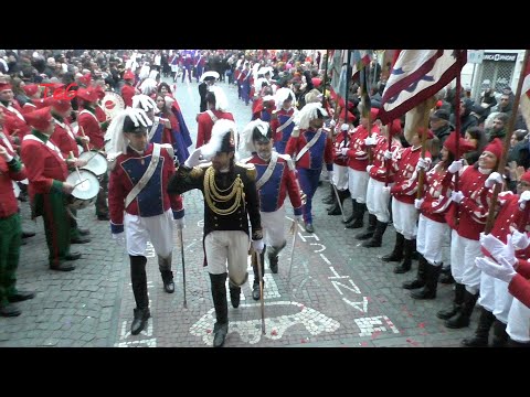 Pifferi e tamburi insieme allo Stato Maggiore in piazza di città - Carnevale Ivrea 2023