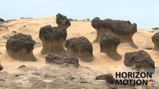 preview picture of video '台灣 野柳 Yeliu , Taiwan 海岸 石頭 海邊 風化  Strange shaped rocks at beach hm2630000321'