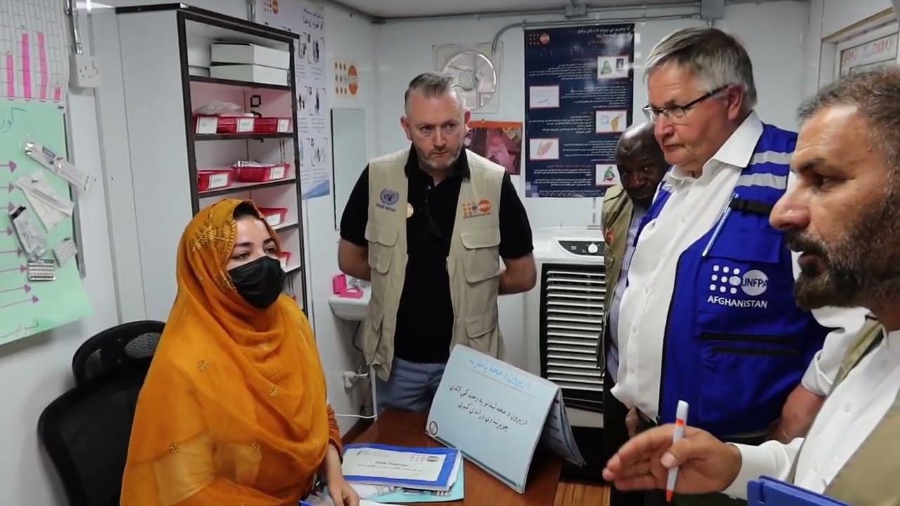 Afghan pregnant women get support from UNFPA while crossing the Torkham border.