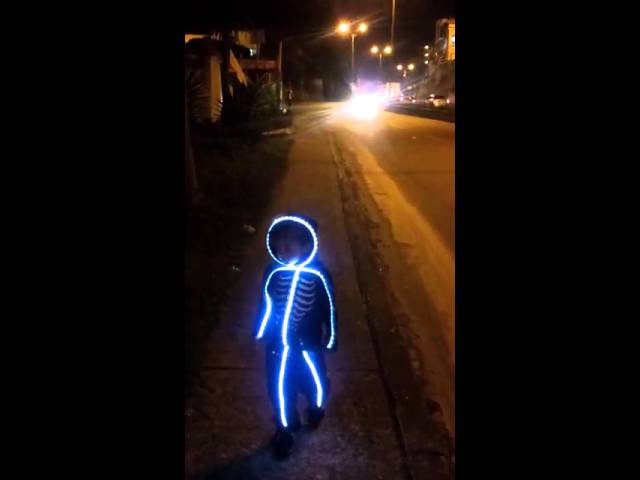 Vídeo relacionado con YeahBoom Tirantes y Pajarita LED Luminosos para Hombre,Tirantes LED Luminosos, para Festival de Música,Fiesta de Disfraces de Halloween,Navidad,Neon Light Up Dark Party Supplies for Party Deco