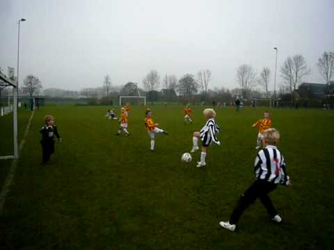 Voorzet van Gislain op spits Bram