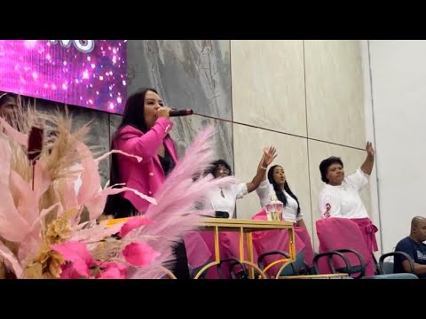 Cantora Raquel Pereira louvando a Deus no  Congresso de mulheres🔥