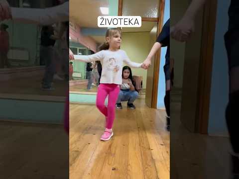 Devojcica pokazala kako se igra kolo #kolo #uzivo #veselje #shorst
