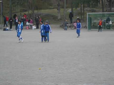 Axel spelar fotboll vid Mörtviksskolan maj 2010