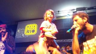 Rany Money com a afilhada Malu cantando All in Gang