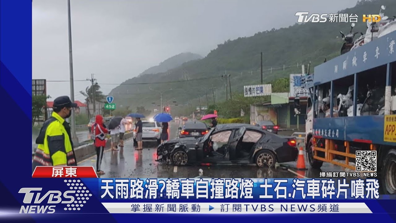 天雨路滑?百萬轎車失控「騎上分隔島」 撞斷路燈碎片噴飛