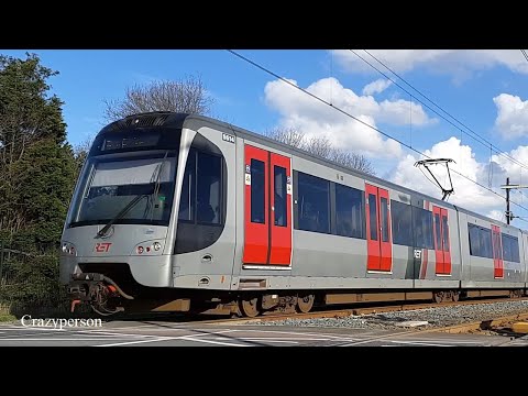 RET Sneltram Metro SG3 langs Spoorwegovergang Maassluis