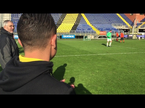 Giovanni Korte coacht zijn team op G-dag NAC Breda