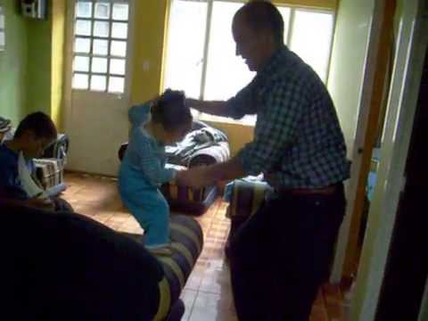 niña de 2 años bailando mambo