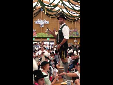 Goaßlschnalzen (whip cracking) at 2014 Munich Oktoberfest
