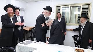 הנס הגדול ברקע השמחה: המנהיג הרב לנדו רוקד עם אחיו שיצא מסכנת חיים, בשמחת אירוסין לבן אחינו רבי יעקב