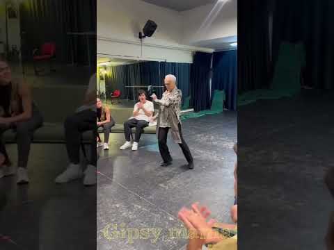 Cristina Hoyos bailando sevillanas con su marido en televisión