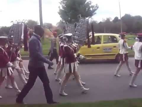 Desfile de la  Banda Marcial E.O.H  en el Colegio Rodolfo Llinas