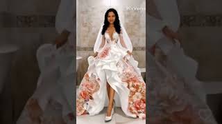 no banheiro ela vestiu o vestido de noiva mais lindo