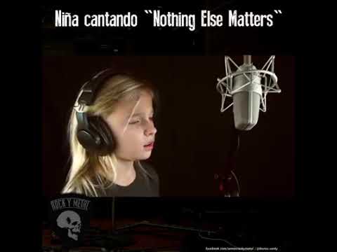 Niña cantando " Nothing Else Matters".