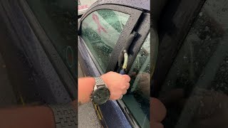 Professional Unlocks Car Without a Key in Seconds || ViralHog