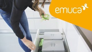 Variedade de baldes do lixo indicados para a reciclagem