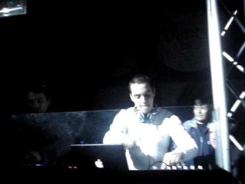 Strack playing Heatbeat & Exit - Go (Joint Operations Centre Remix) @ RYU (31-07-10) CLOSING SET