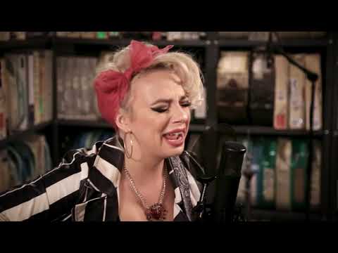 Videoclip de She Don’t Live Around Here — Samantha Fish