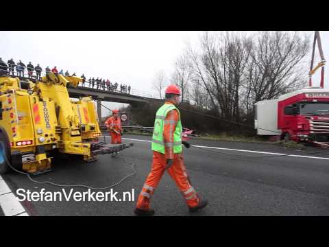 Vrachtwagen belandt in berm A28 bij Wezep - ©StefanVerkerk.nl