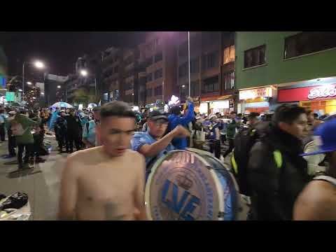 "Caravana de la hinchada de Bolivar antes del partido contra Palmeiras por Copa Libertadores" Barra: La Vieja Escuela • Club: Bolívar