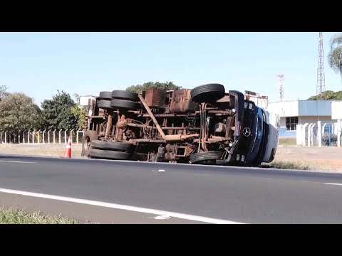 Caminhão tomba na rodovia Washington Luís