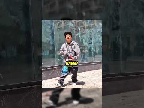 Ein Junge bedroht den Fahrer eines Mini Porsches 😳