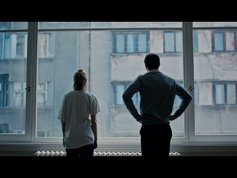 afbeelding WATCHER (2022) CLIP #1 (HD) Maika Monroe
