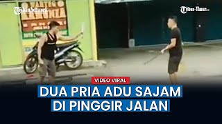 Download lagu Dua Pria Adu Sajam Di Pinggir Jalan, Warga Histeris Minta Tolong untuk Berhenti mp3