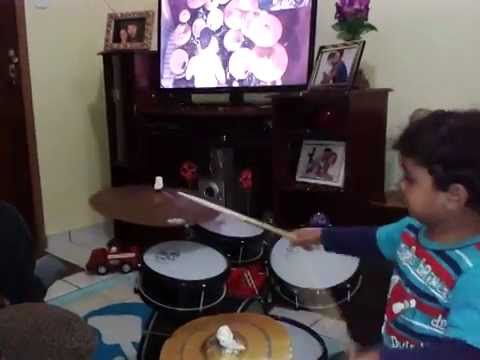 João Pedro 03 anos tocando "A Alegria do Senhor(Fernandinho)"